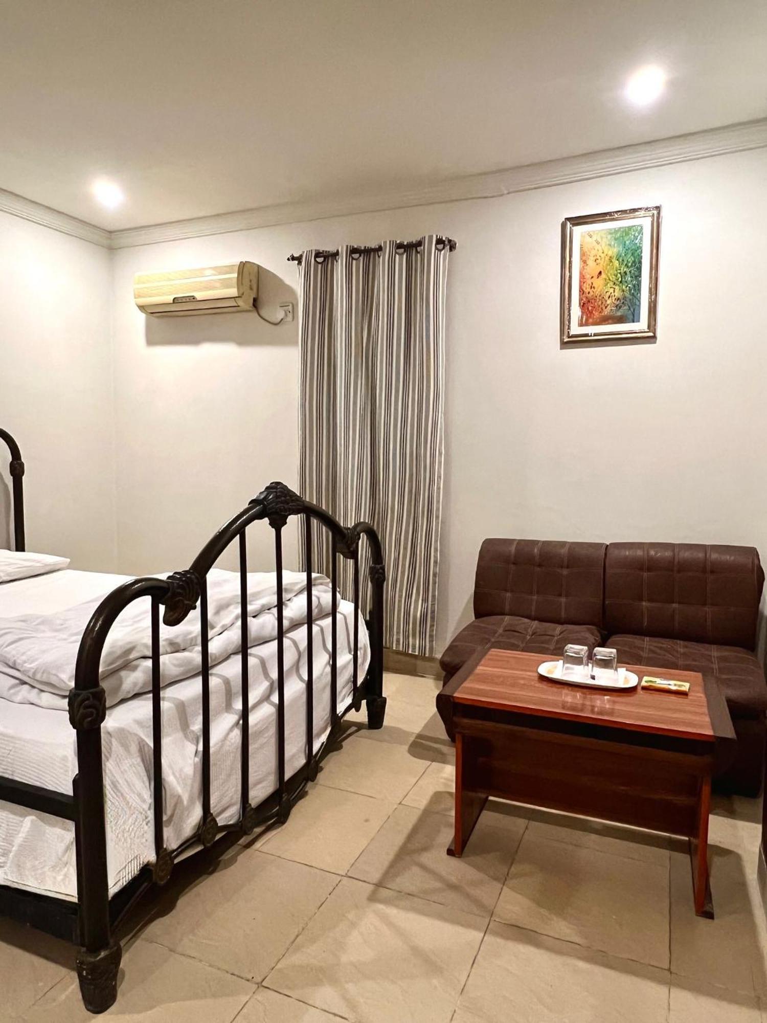 Babar House Hotel Faisalabad Exterior foto